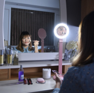 Buat Make Up Sempurna dengan Bantuan Beauty Lamp EGLARE